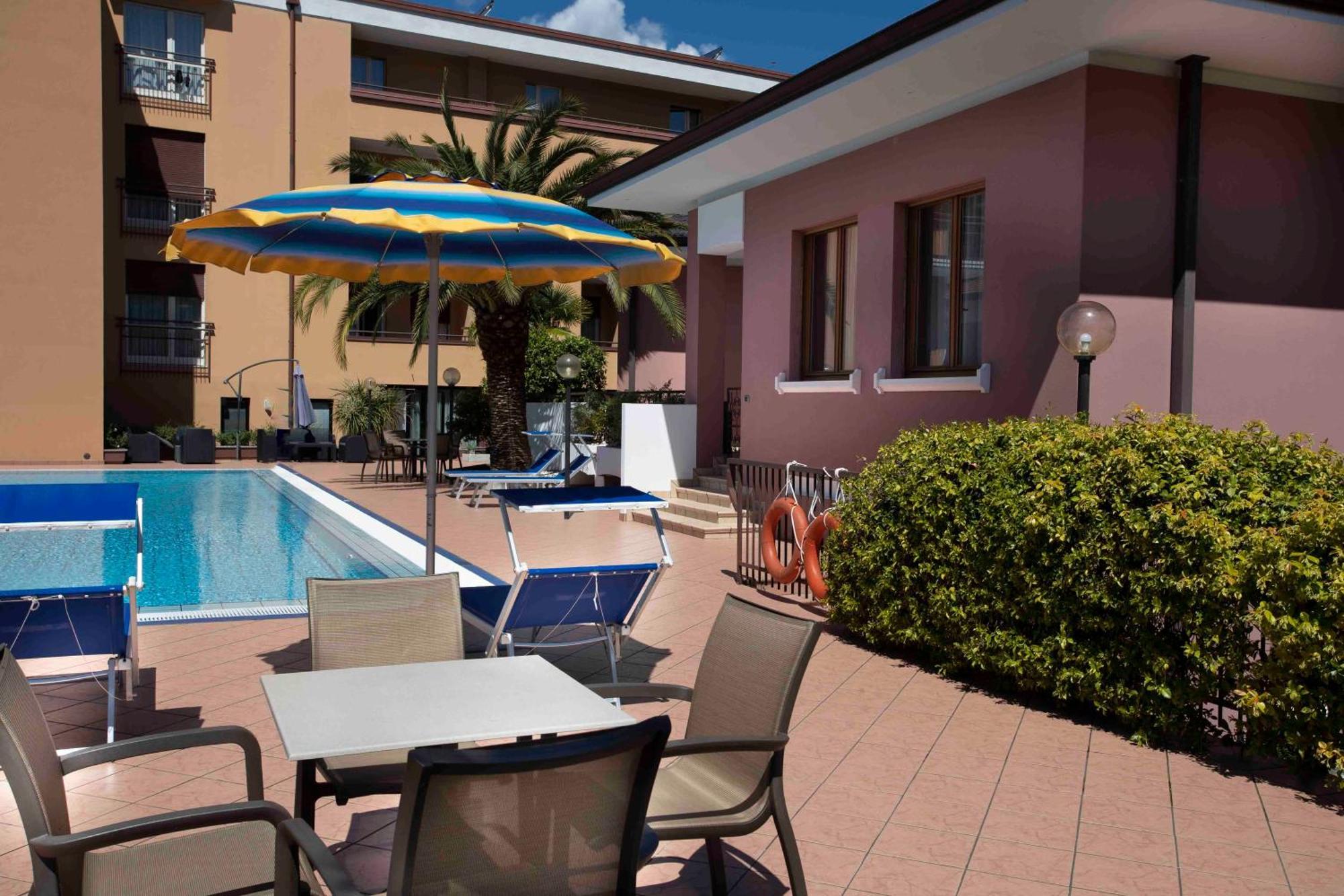 Sunlake Hotel Riva del Garda Bagian luar foto