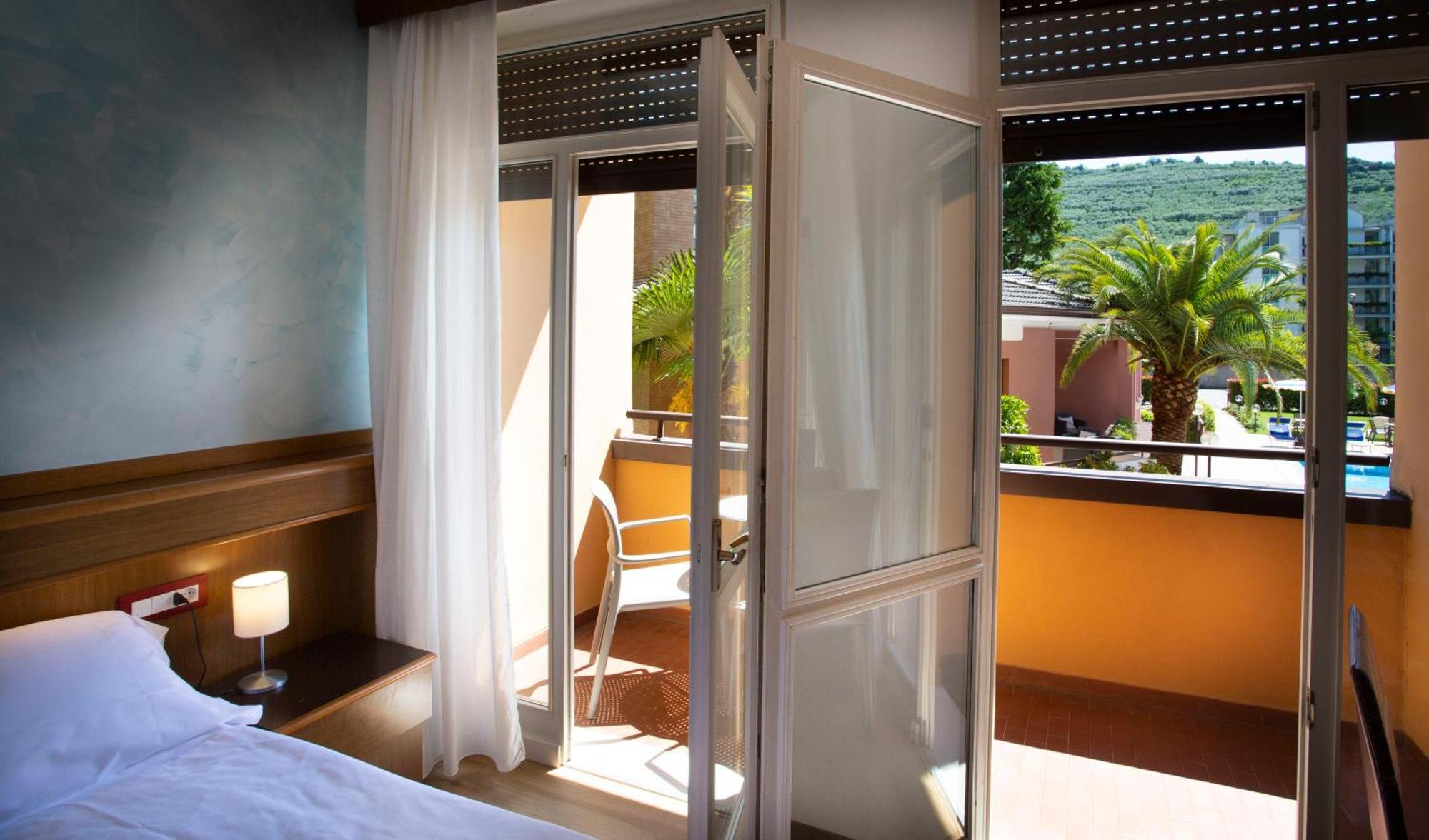 Sunlake Hotel Riva del Garda Bagian luar foto