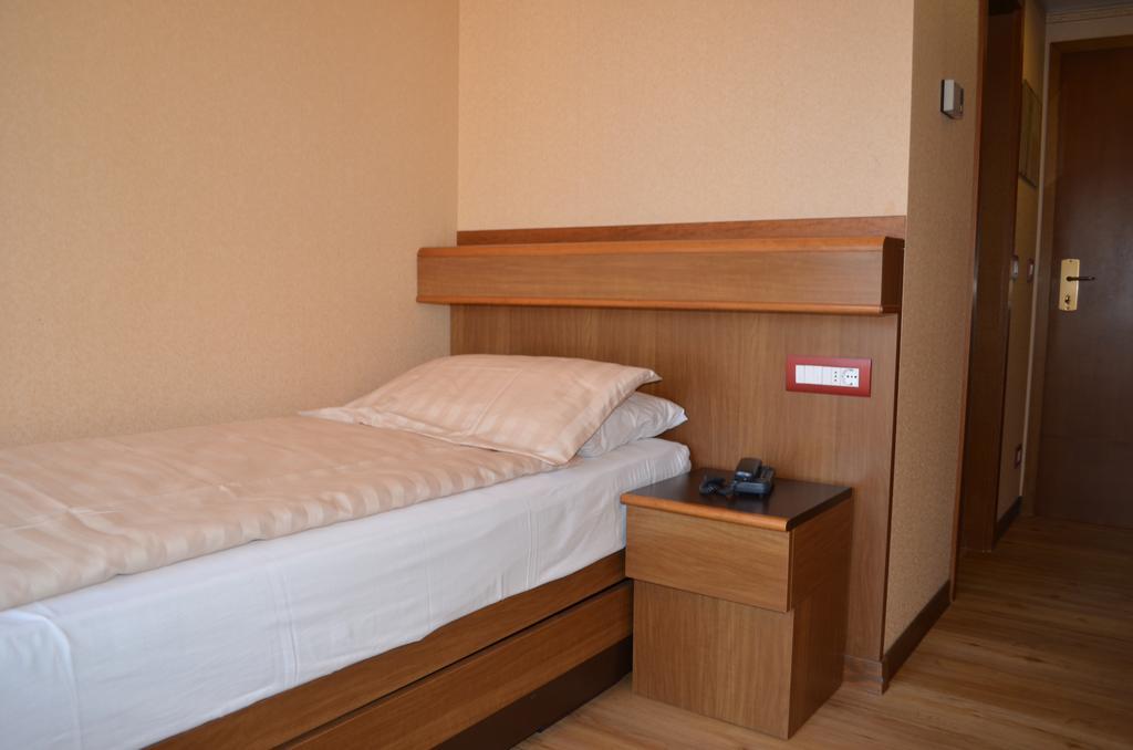 Sunlake Hotel Riva del Garda Bagian luar foto