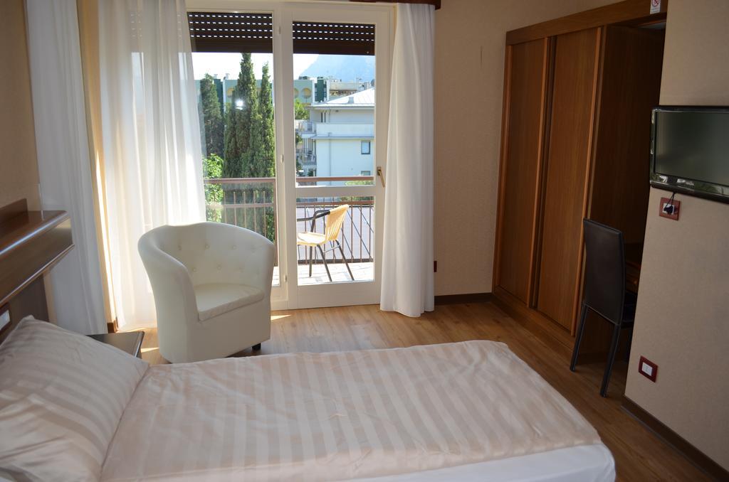 Sunlake Hotel Riva del Garda Bagian luar foto
